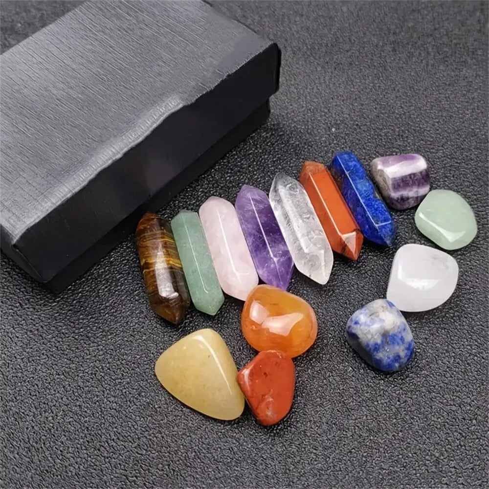 14 stk. spidse kvartskrystaller og chakra-healingsten