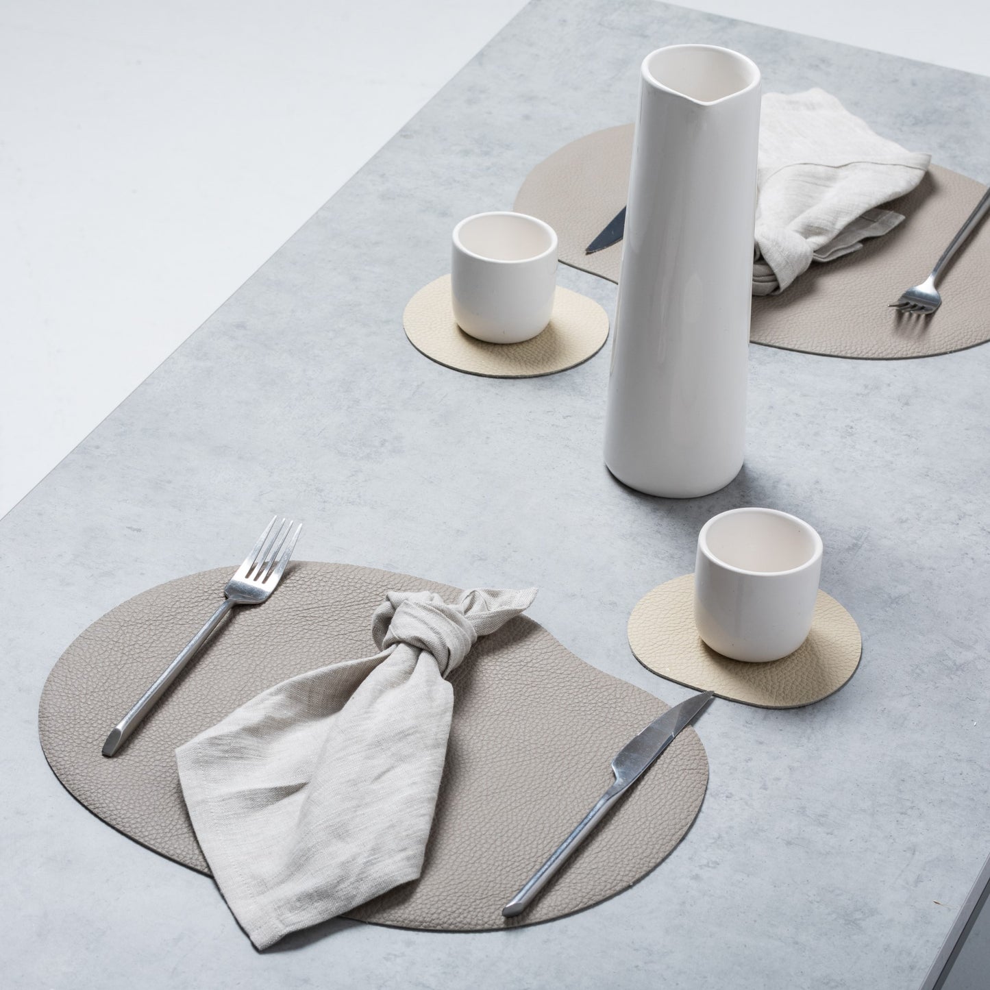 Dækkeserviet og bordskåner i ægte læder, beige