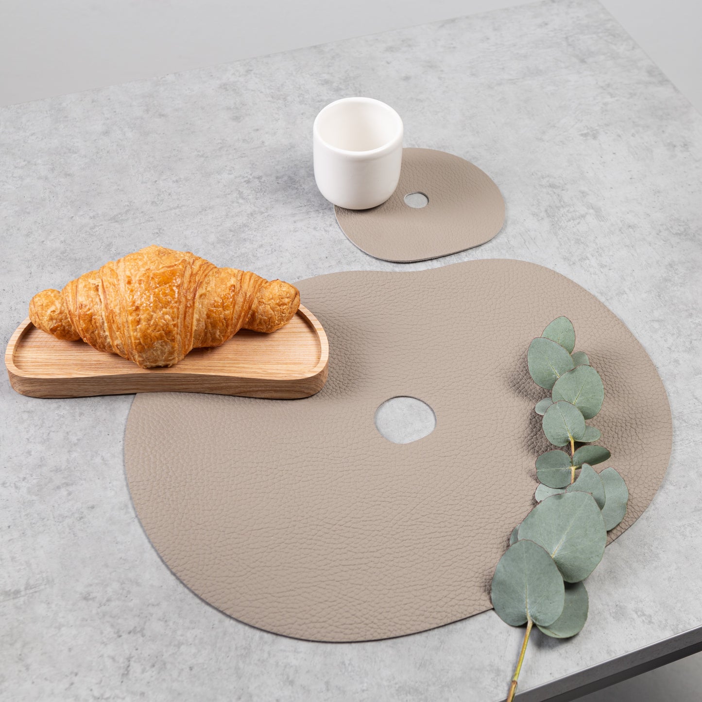Dækkeserviet og bordskåner i ægte læder, beige