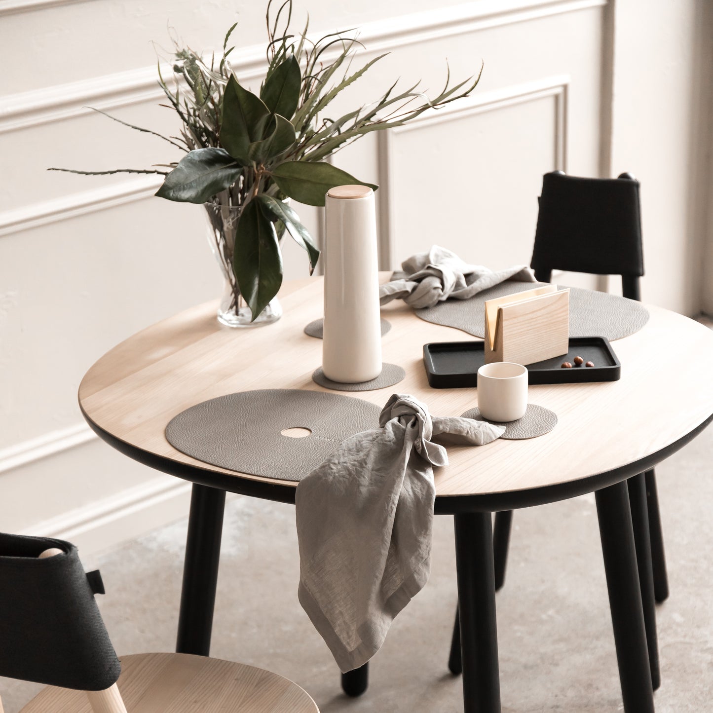 Dækkeserviet og bordskåner i ægte læder, beige