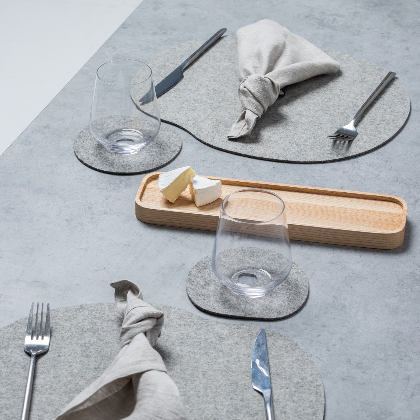 Dækkeservietter af naturlig uldfilt MILLESTONES | Grå eller sort